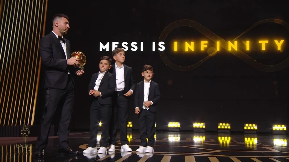 Messi được France Football vinh danh bằng biểu tượng “vô cực”- tượng trưng cho con số 8 lần giành giải. Ảnh: TNT Sports messi-va-con.jpg