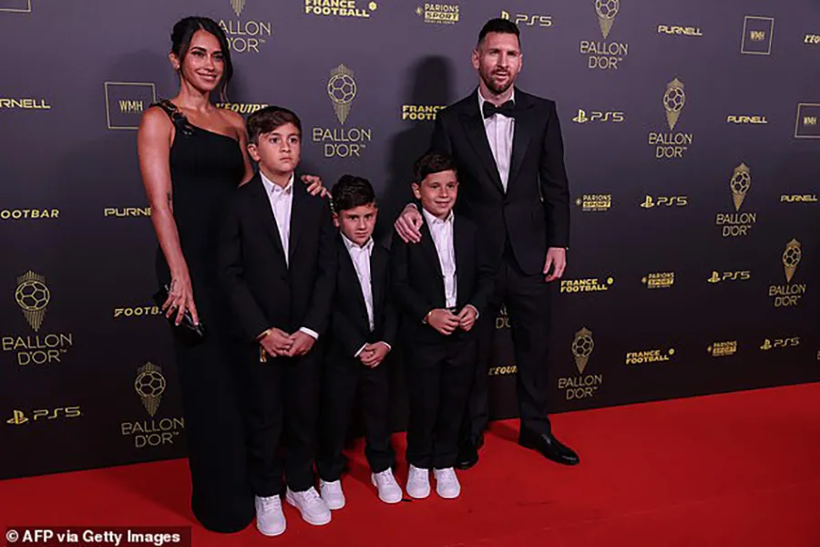 Messi và gia đình nhận giải quả bóng vàng 2023. ẢNH: GETTY qua-bong-vang-lionel-messi.jpg
