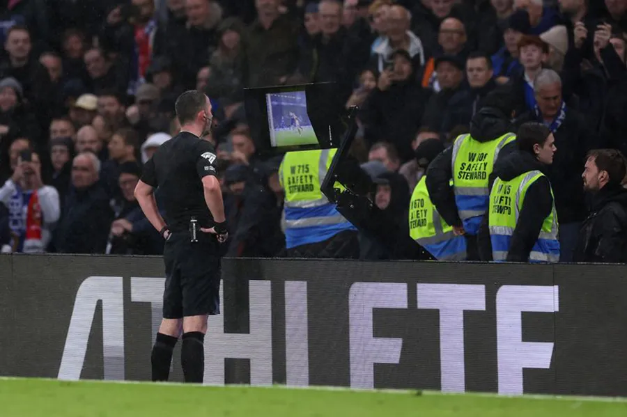 VAR đã tạo ra nhiều quyết định gây tranh cãi tại Premier League mùa này khiến nhiều đội bóng kêu trời. ẢNH: GETTY var-premier-league.jpeg