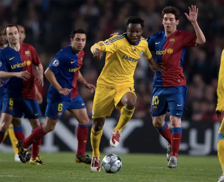 John Obi Mikel khẳng định Messi đến từ hành tinh khác và phải có 2,3 cầu thủ theo kèm. ẢNH: News Group Newspapers Ltd lionel-messi.png