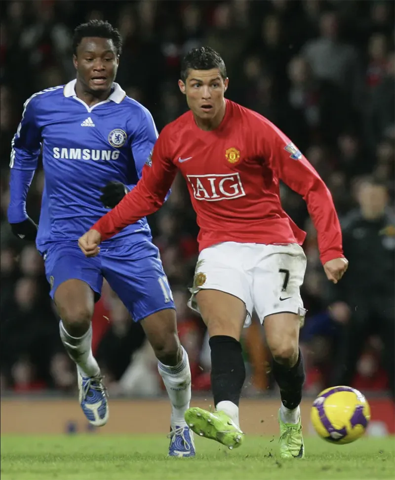 John Obi Mikel nói rằng, Chelsea chỉ cử 1 người kèm Ronaldo, đó là hậu vệ trái Cole. ẢNH: GETTY ronaldo-manchester-united.png