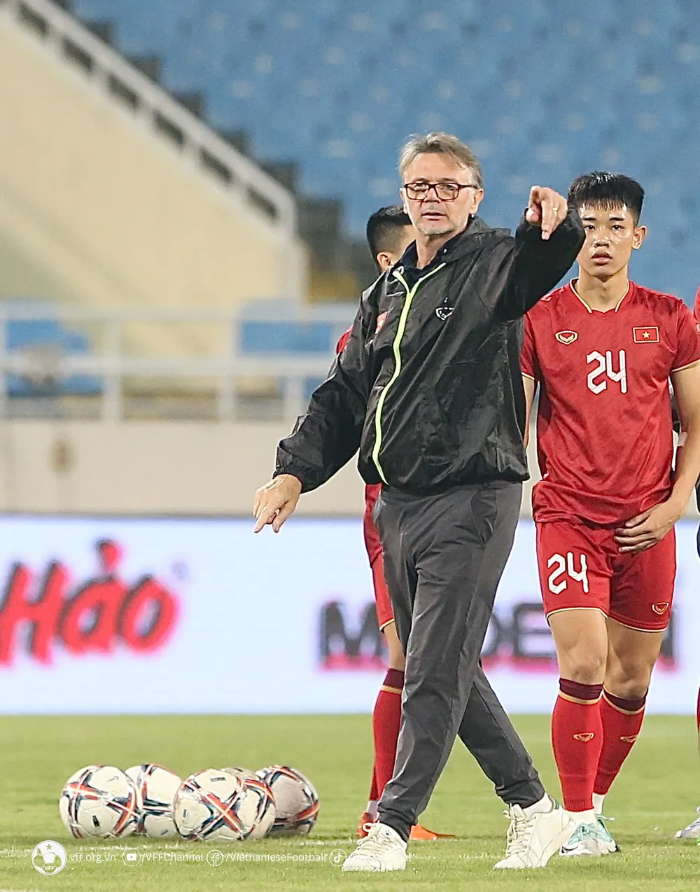 HLV Philippe Troussier chỉ đạo các cầu thủ Việt Nam tập luyện trước trận đấu. ẢNH: VFF viet-nam-iraq-1.jpeg