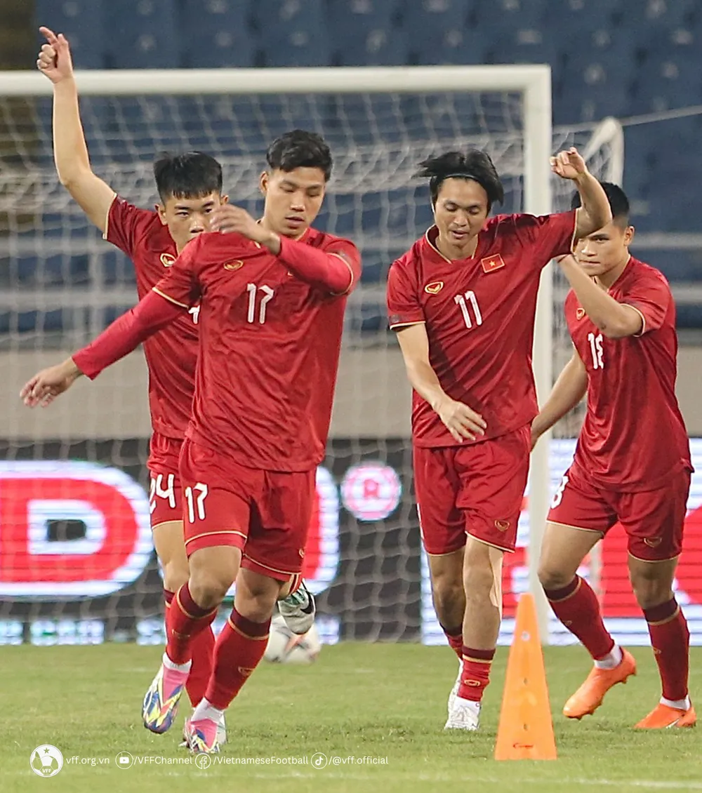 Các cầu thủ Việt Nam tích cực tập luyện sẵn sàng cho trận đấu. ẢNH: VFF viet-nam-iraq-2.jpeg