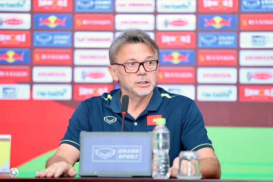 HLV Troussier phát biểu trong buổi họp báo trước trận. ẢNH: VFF viet-nam-Troussier.jpeg
