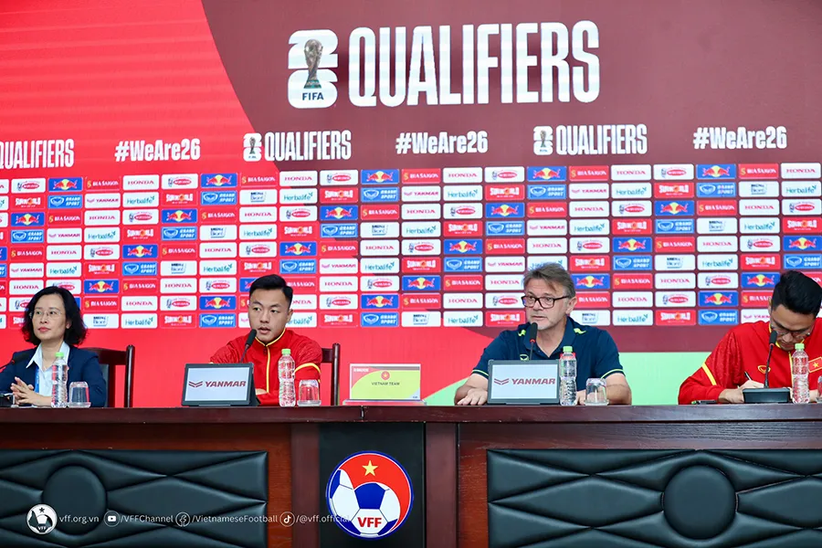 HLV Philippe Troussier và Thái Sơn trong buổi họp báo trước trận đấu. ẢNH: VFF world-cup-2026-viet-nam.jpeg