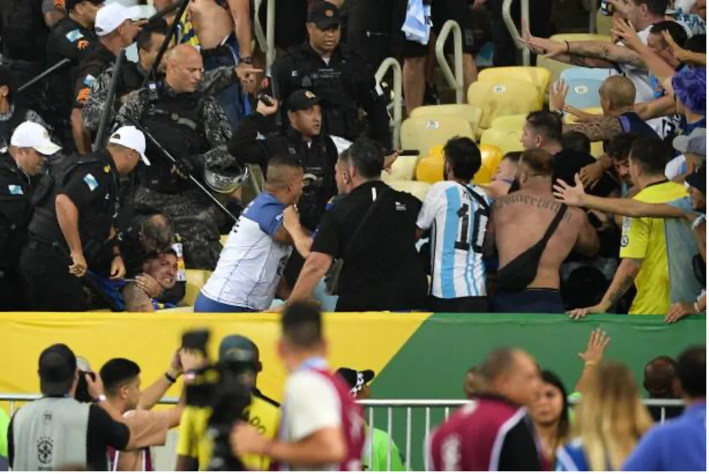 Không khí trên sân vô cùng căng thẳng. Ảnh: GETTY messi-world-cup.jpg