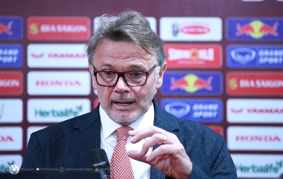 HLV Philippe Troussier tự hào về các học trò trong cuộc họp báo sau trận đấu. ẢNH: VFF Troussier-viet-nam.jpeg