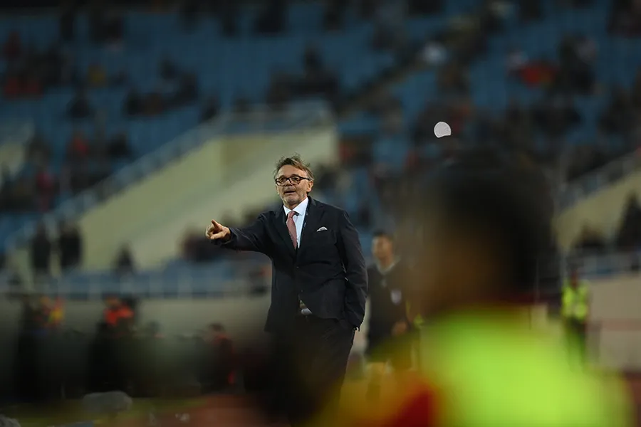 HLV Philippe Troussier đang đặt trọn niềm tin vào các cầu thủ trẻ. ẢNH: HẢI THỊNH viet-nam-Philippe-Troussier .jpeg