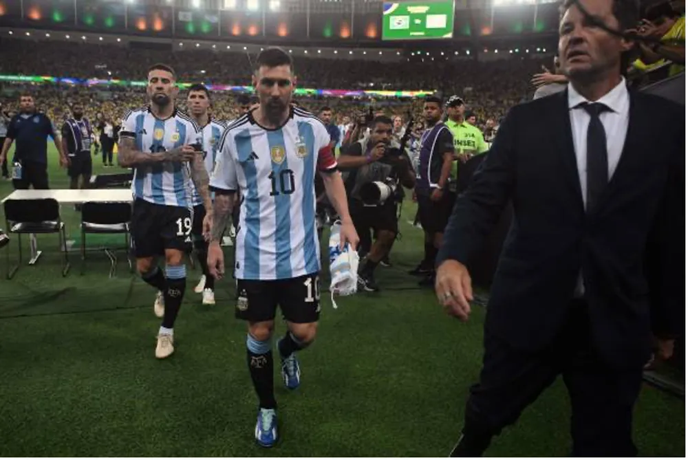 Messi quyết định bỏ vào đường hầm cùng các đồng đội. Ảnh: GETTY messi