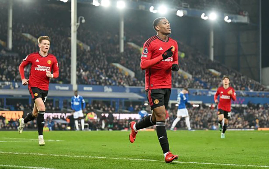 Martial tạo nên quả penalty cho MU và ghi 1 bàn. ẢNH: GETTY