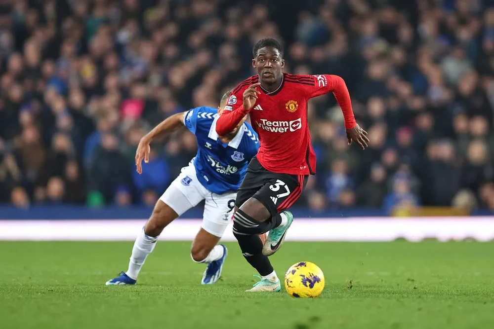 Kobbie Mainoo có lối chơi cực kỳ điềm tĩnh và trưởng thành ở tuổi 18. ẢNH: GETTY mainoo-manchester-united.jpg