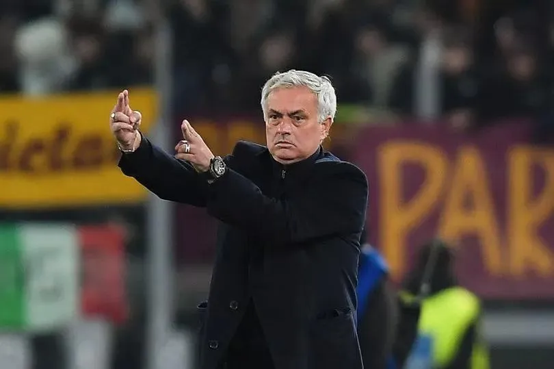 Jose Mourinho luôn gây chú ý bởi những hành động đặc biệt trên sân cỏ. ẢNH: GETTY AS-ROMA-JOSE-MOURINHO.jpg