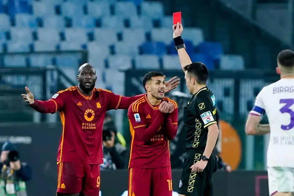 Lukaku nhận thẻ đỏ từ trọng tài. ẢNH: REX as-roma-serie-a.jpg