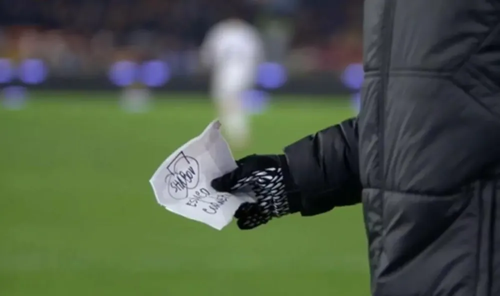 Mourinho chuyển tờ giấy chỉ đạo chiến thuật cho cậu bé nhặt bóng. ẢNH: MẠNG XÃ HỘI X jose-mourinho.jpg