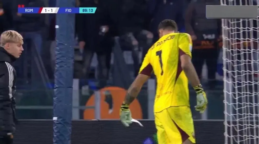 Cậu bé nhặt bóng chuyển nó lại cho thủ môn Rui Patricio. ẢNH: MẠNG XÃ HỘI X serie-a-as-roma.jpg