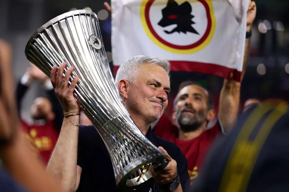 MOURINHO-AS-ROMA.JPG