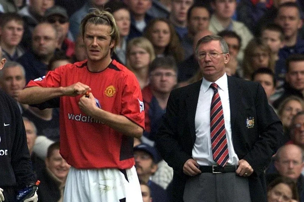 Siêu sao David Beckham cũng không tránh được cảnh bị Sir Alex Ferguson "sấy tóc". ẢNH: GETTY sir-alex-ferguson-beckham-manchester-united-1505.jpg