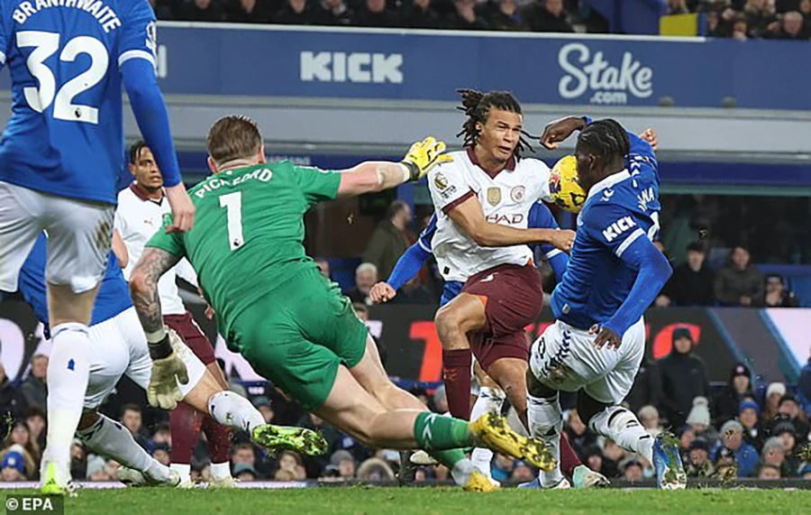 Cận cảnh tình huống Onana để bóng chạm tay trong vòng cấm, dẫn đến penalty cho Man City. ẢNH: GETTY, EPA man-city-everton-premier-league-7899.jpg