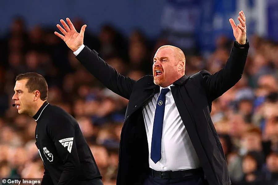 HLV Sean Dyche của Everton bất bình với quyết định cho Man City hưởng penalty của trọng tài. ẢNH: GETTY sean-dyche-everton-7705.jpg