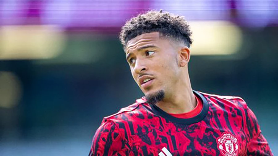 Sancho phải tập luyện một mình, cách xa đội 1 Manchester United suốt nhiều tháng qua. ẢNH: GETTY jadon-sancho-7437.jpeg