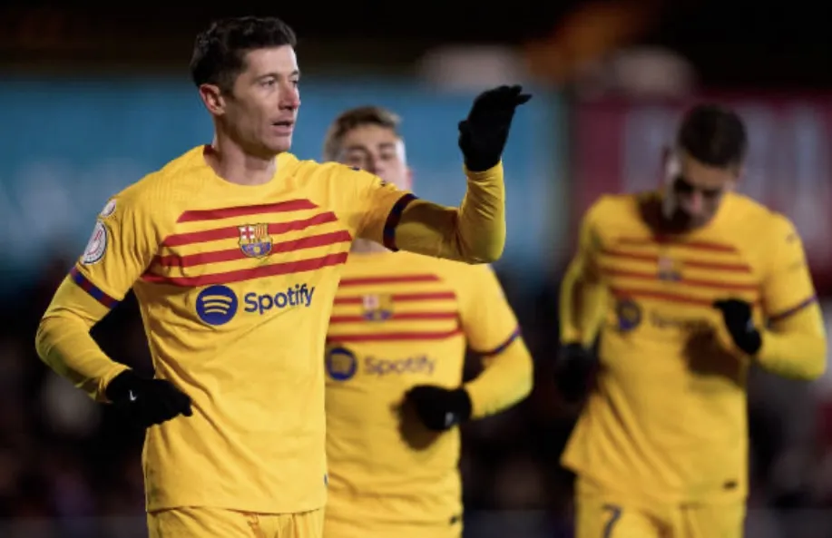 Lewandowski ăn mừng sau bàn thắng