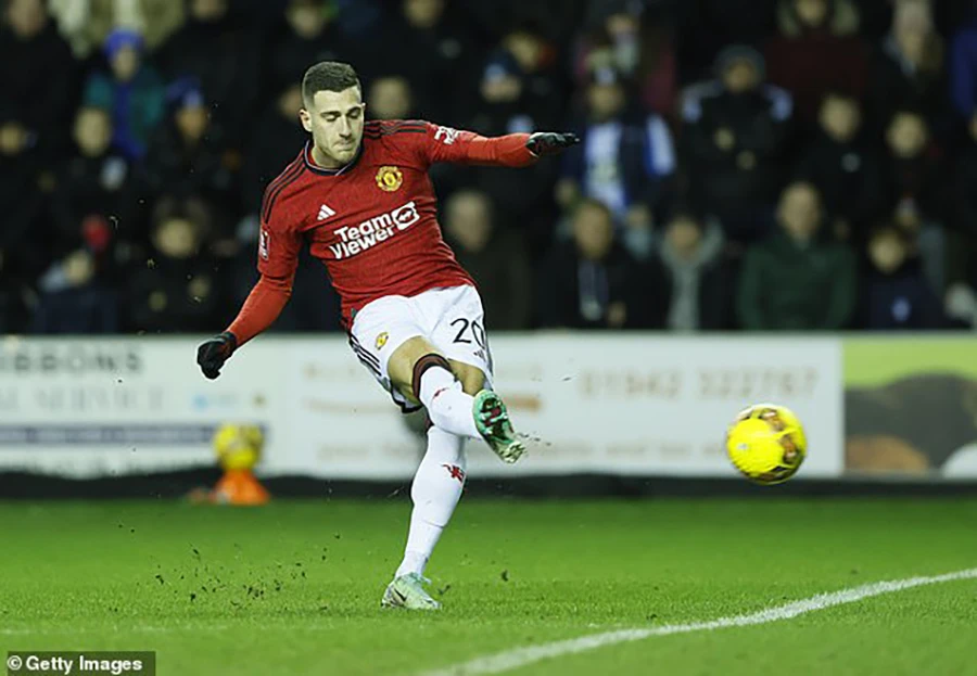 Dolot là cầu thủ mở tỉ số cho Manchester United. ẢNH: GETTY dalot-mu-36.jpg