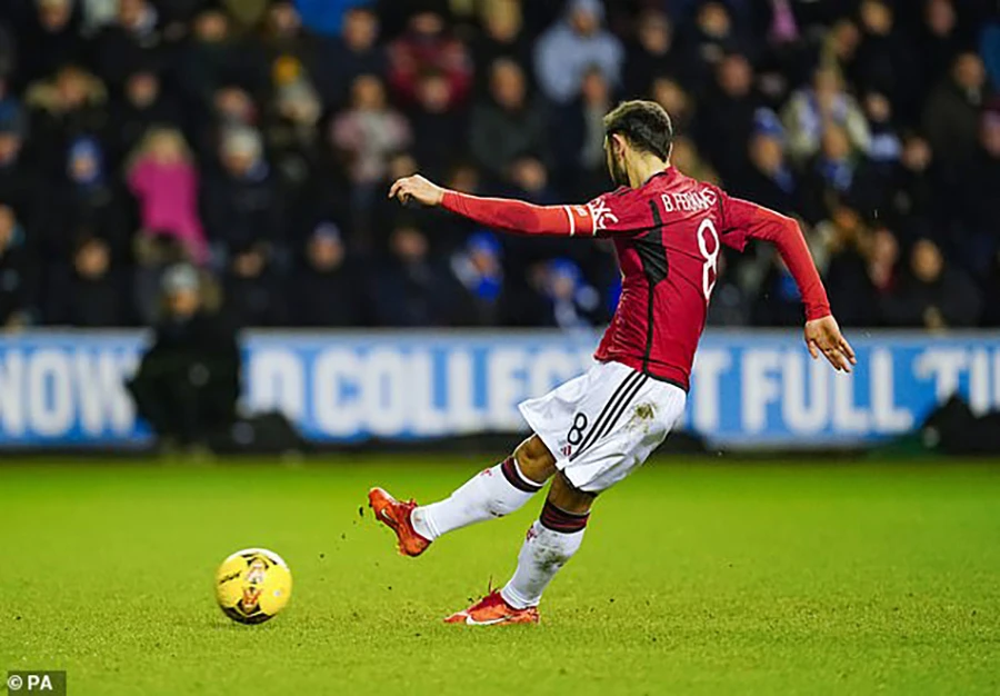 Bruno Fernandes là người ghi bàn ấn định tỉ số 2-0 cho Manchester United trên chấm 11m. ẢNH: PA mu-bruno-fernandes-457.jpg