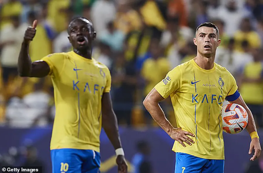 Sadio Mane hiện chơi cho Al Nassr cùng với Cristiano Ronaldo. ẢNH: GETTY mane-ronaldo.jpg