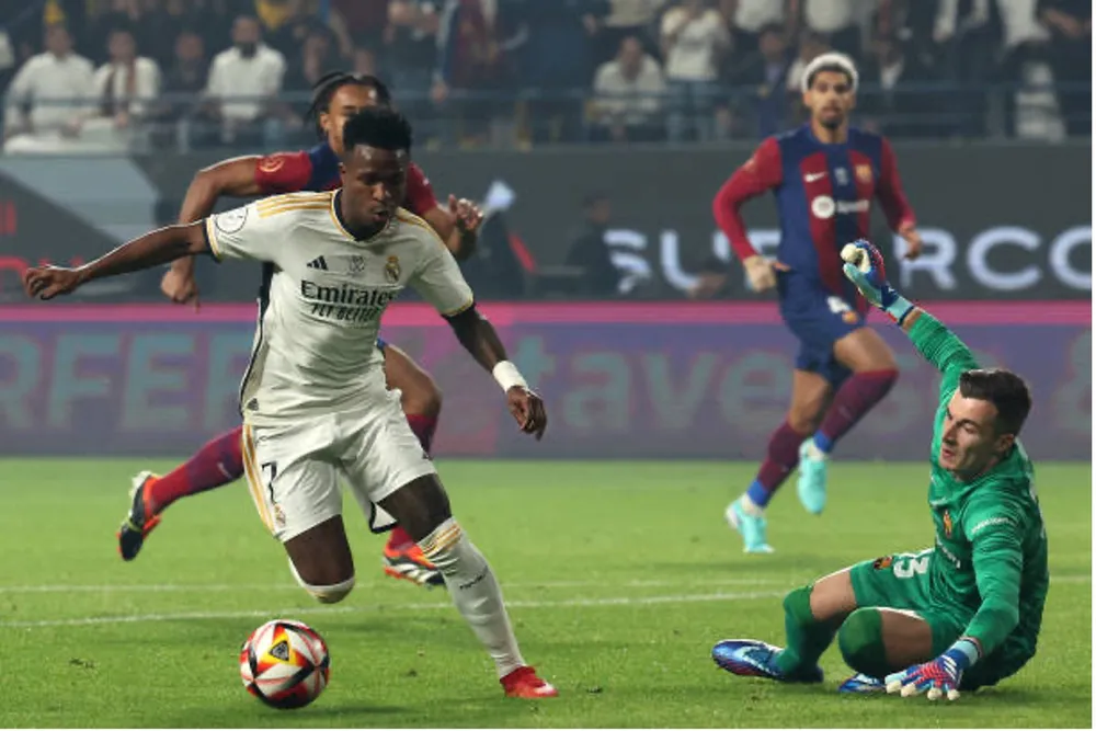 Vinicius đi bóng kĩ thuật mở tỉ số cho Barca. Ảnh: GETTY real-madrid-sieu-cup-tay-ban-nha.jpg