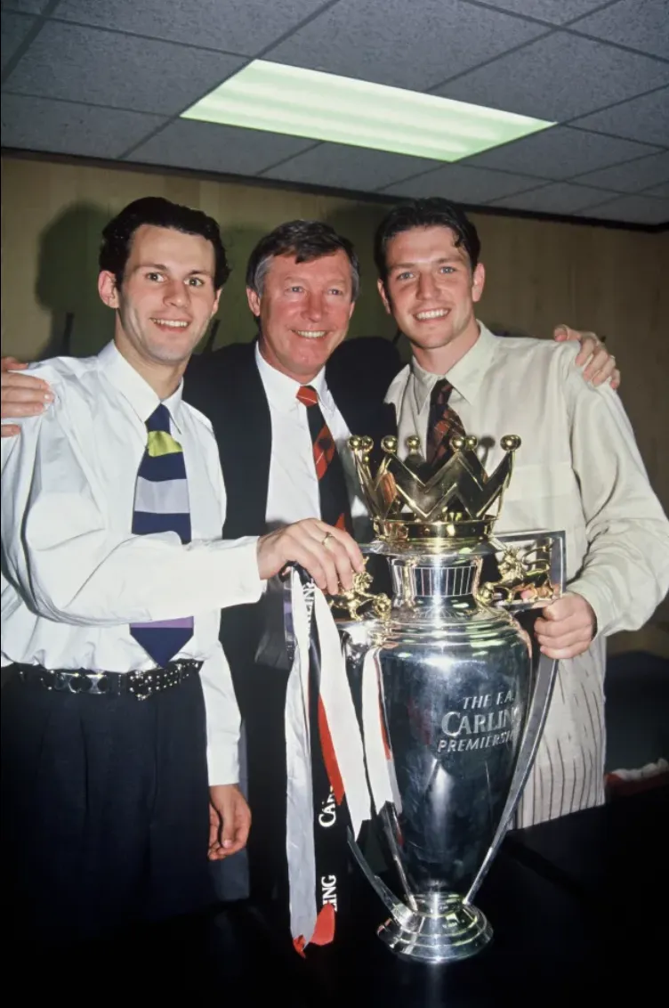 Lee Sharpe (phải) trông như hot boy thời còn trẻ khi ở cạnh Sir Alex Ferguson và Ryan Giggs. ẢNH: GETTY sir-alex-ferguson-Lee-Sharpe-manchester-united.png