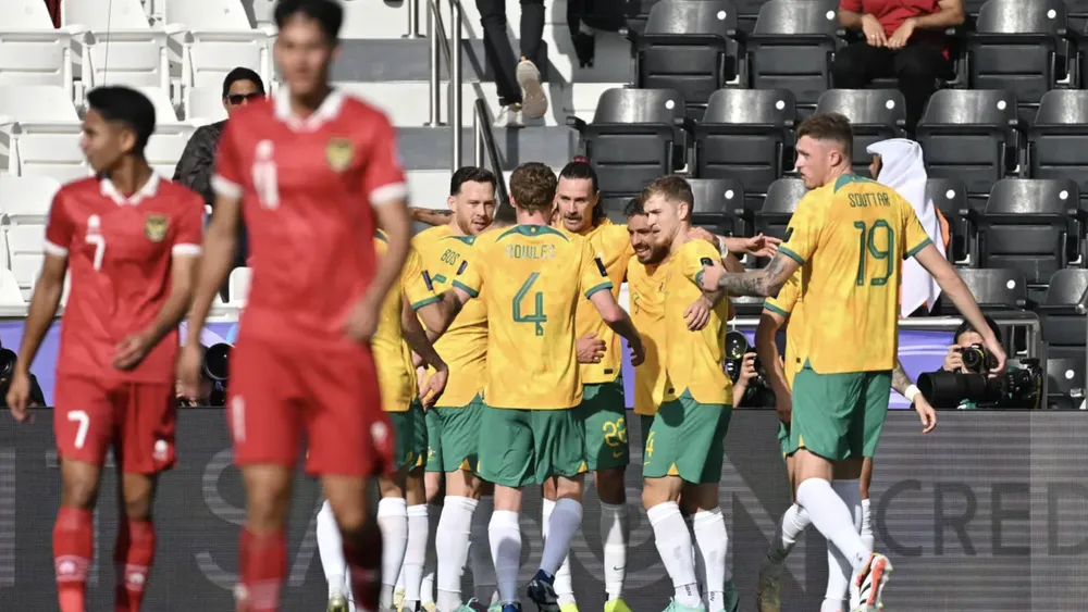 Indonesia không thể chống đỡ trước tuyển Úc quá mạnh. ẢNH: AFP indonesia-uc-asian-cup.png