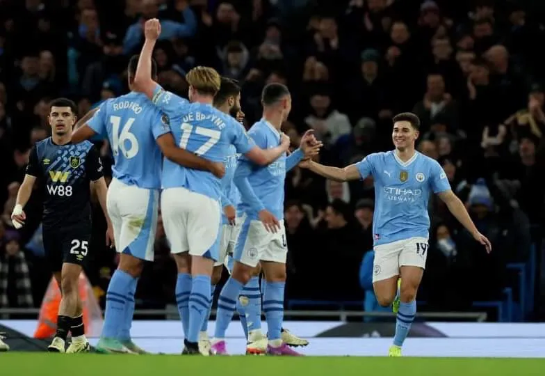 Man City thắng dễ Burnley, Liverpool ‘hủy diệt’ Chelsea