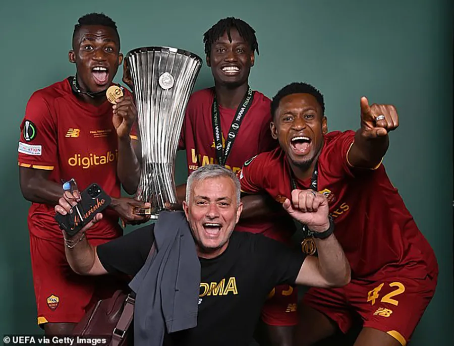 mourinho-as-roma.jpg