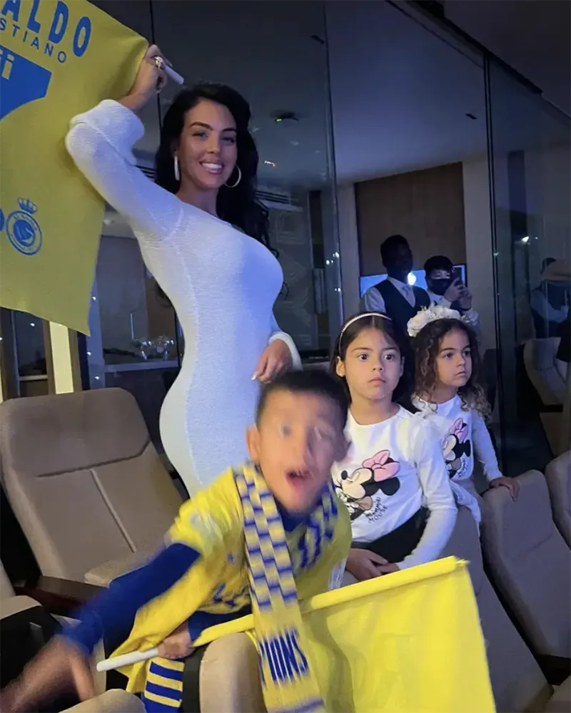 Georgina Rodriguez cùng với 5 người con cổ vũ Ronaldo trên khán đài. ẢNH: INSTAGRAM Georgina-Rodriguez-ronaldo.png