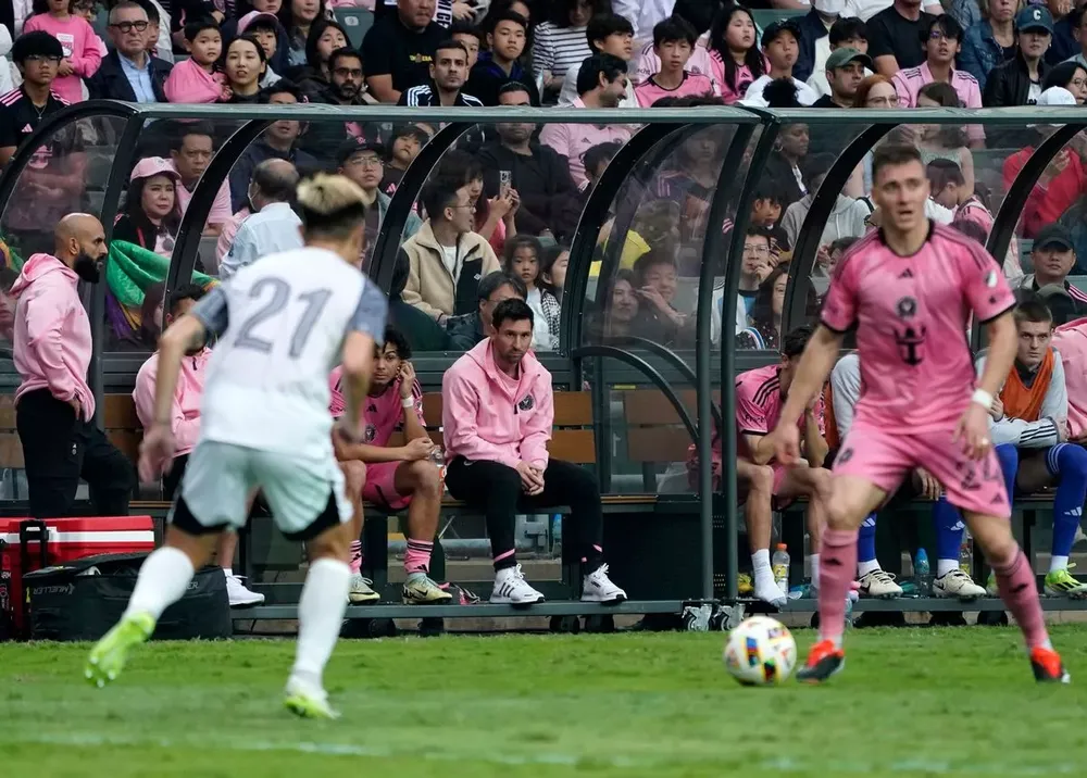 Messi ngồi trên ghế dự bị và không ra sân trong trận đấu giữa Inter Miami và Hong Kong. ẢNH: GETTY lionel-messi.jpg