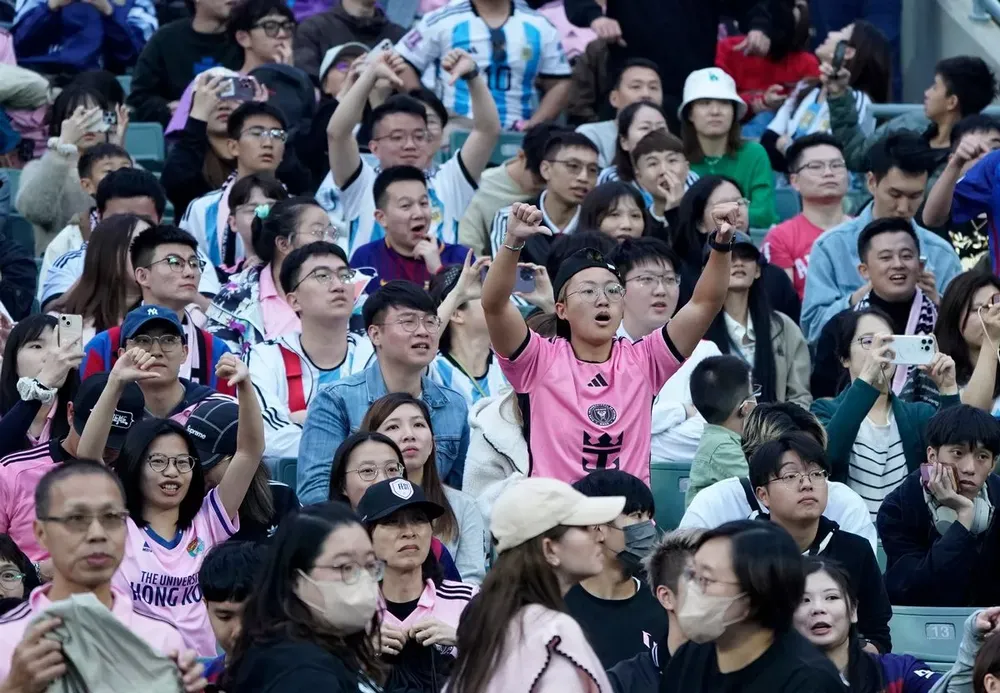 Người hâm mộ phản đối ở trên sân vì Messi không thi đấu. ẢNH: GETTY messi-argentina-trung-quoc.jpg