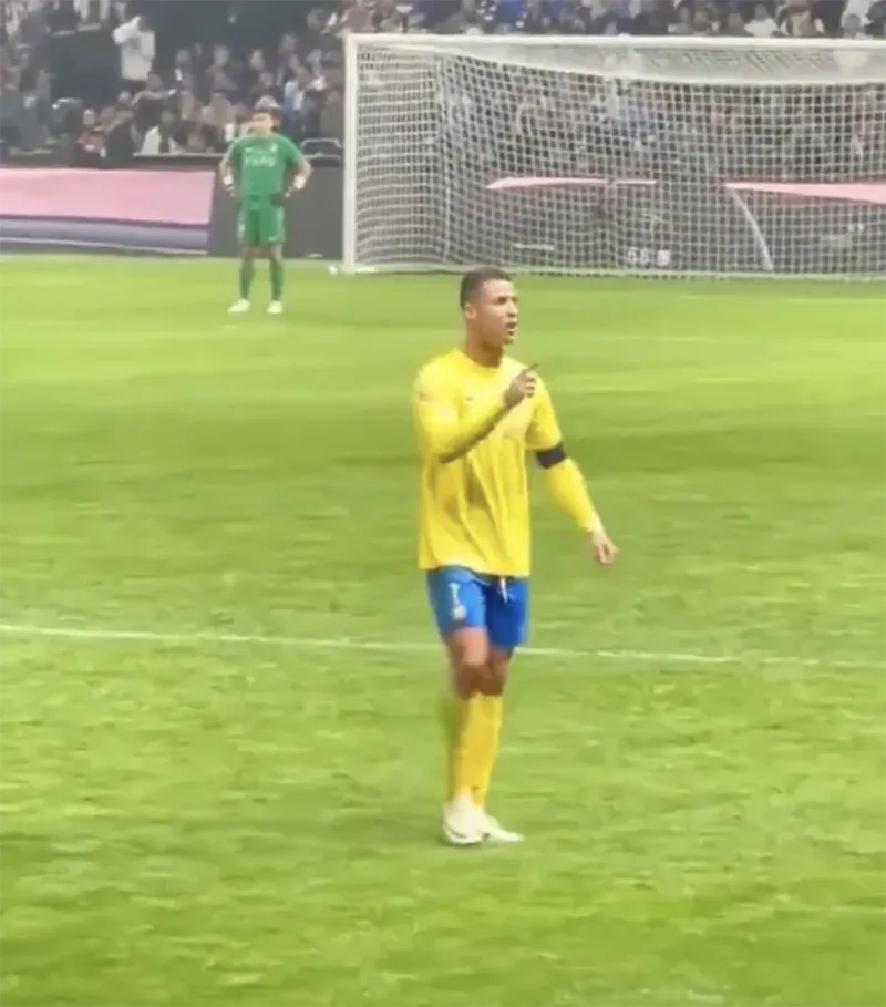 Cristiano Ronaldo giận dữ và thất vọng khi CĐV ở Saudi Arabia liên tục hô vang tên Lionel Messi. ẢNH: X ronaldo-al-nassr.png