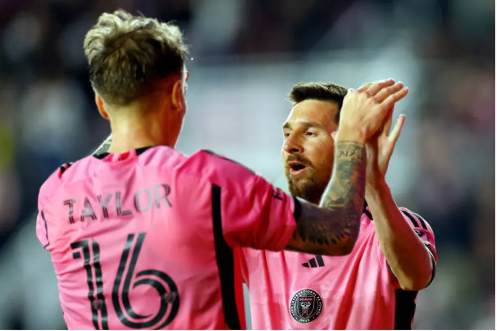Lionel Messi chia vui với đồng đội sau bàn mở tỉ số. Ảnh: GETTY messi-inter-miami.jpg