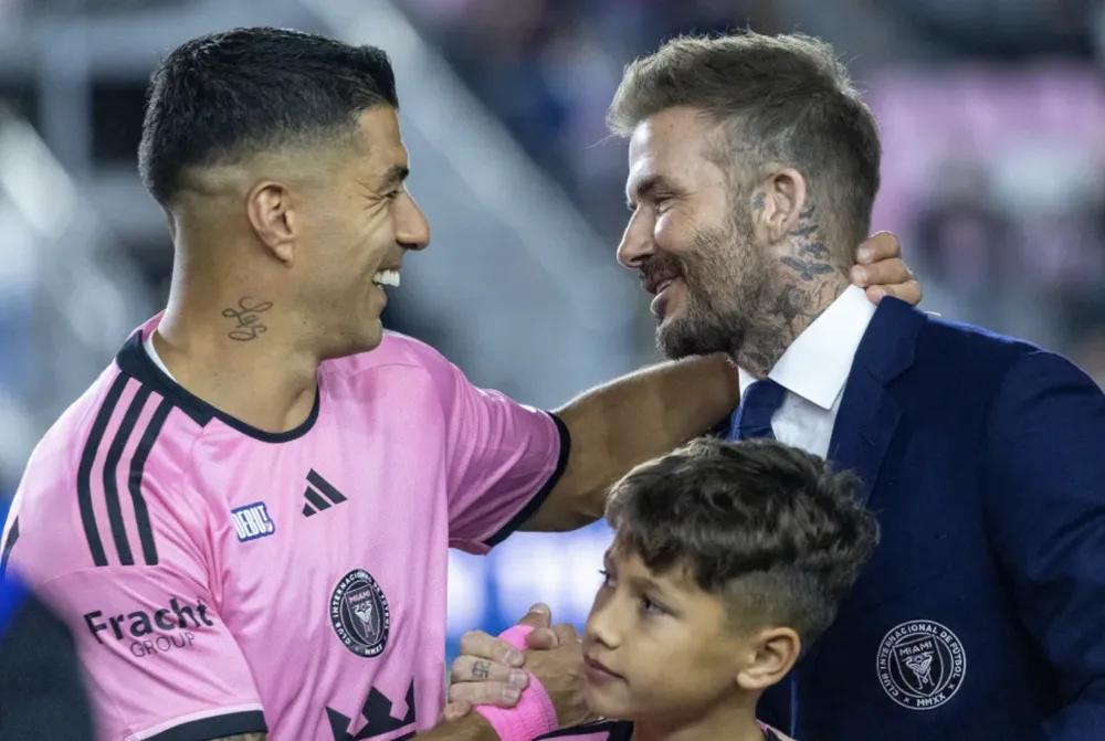 David Beckham bắt tay Luis Suarez trong trận tiền đạo người Uruguay ra mắt Inter Miami. ẢNH: EPA suarez-beckham-mls.png