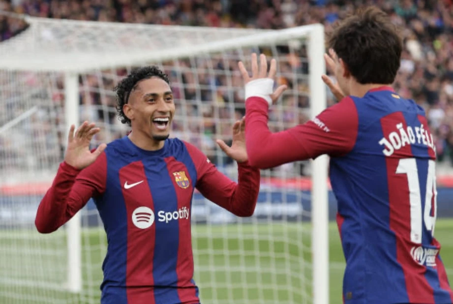 Raphinha ăn mừng sau bàn mở tỉ số cho Barca. Ảnh: GETTY IMG_7862.jpeg