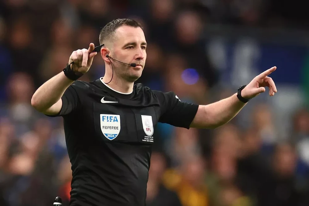 Trọng tài Chris Kavanagh từ chối bàn thắng của Van Dijk sau khi VAR vào cuộc. ẢNH: GETTY carabao-cup-Chris-Kavanagh.jpg