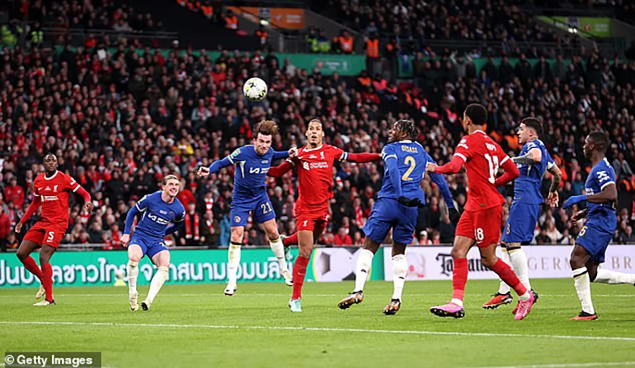 Van Dijk thắng Ben Chilwell trong pha tranh chấp và đánh đầu ghi bàn. ẢNH: GETTY Van Dijk