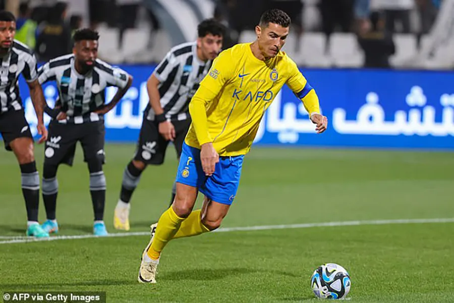 Ronaldo ghi bàn mở tỉ số cho Al Nassr trong chiến thắng 3-2 trước Al Shabab. ẢNH: AFP al-nassr-cristiano-ronaldo.jpg