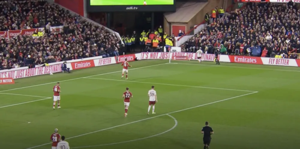 Antony không theo kịp tình huống chuyền bóng chuyển đổi trạng thái của Bruno Fernandes. ẢNH: SUN SPORTS manchester-united-fa-cup.png