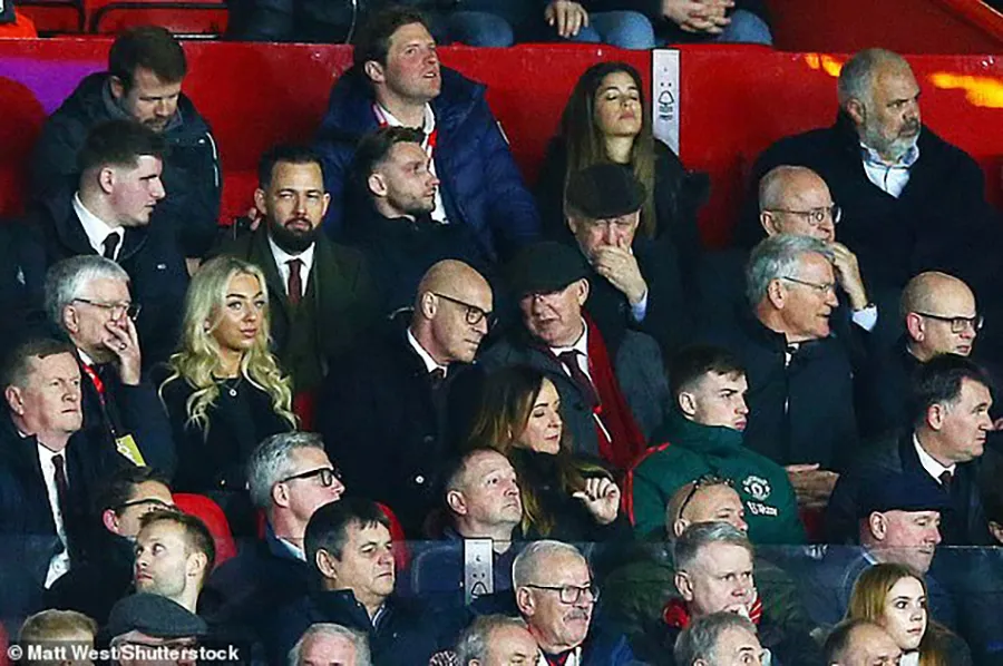 Sir Alex Ferguson ngồi trên khán đài trao đổi điều gì đó với Sir Dave Brailsford ngay sau tình huống xử lý của Antony. ẢNH: SHUTTERSTOCK Sir Alex ferguson