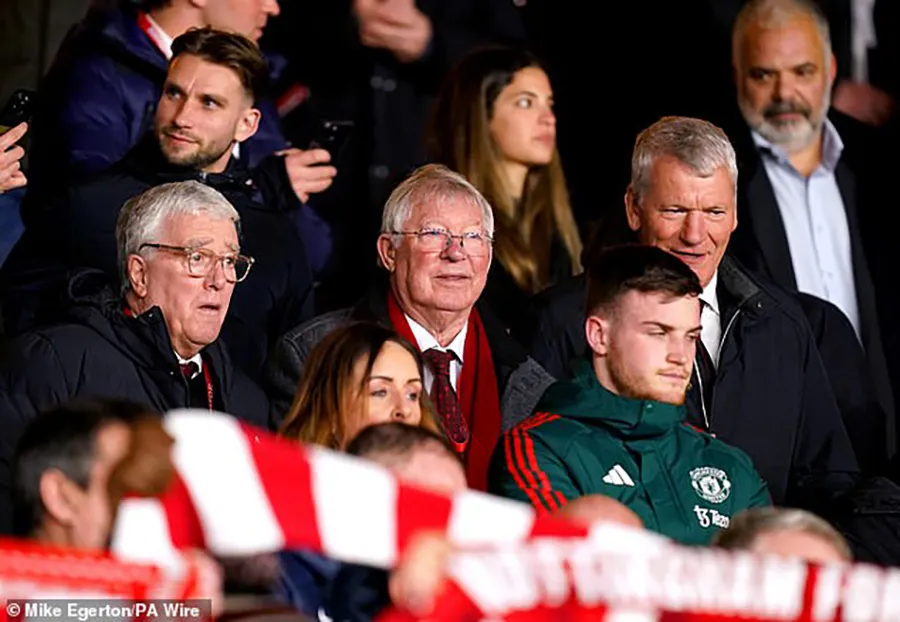 Sir Alex Ferguson có mặt trên khán đài theo dõi trận đấu. ẢNH: PA sir-alex-ferguson-manchester-united.jpg