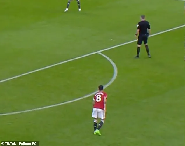 Tuy nhiên, ngay sau đó đội trưởng MU đứng dậy tiếp tục thi đấu. ẢNH: TIKTOK FULHAM bruno-fernandes-manchester-united.jpg