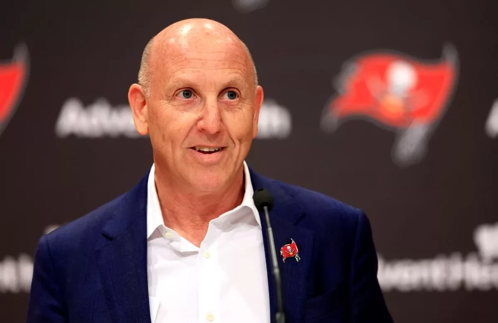 Joel Glazer tiếp tục gây tranh cãi khi lại không đầu tư tương xứng vào cơ sở vật chất của những đội mình sở hữu. ẢNH: GETTY glazer-mu.jpg