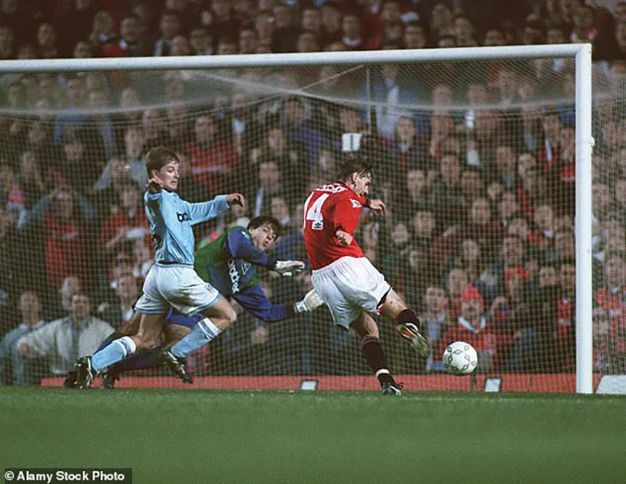 Kanchelskis trong màu áo MU đối đầu với Man City. ẢNH: ALAMY Kanchelskis-man-city-mu.jpg