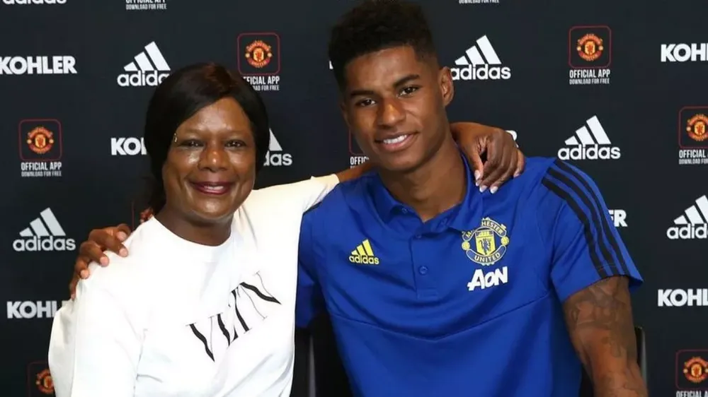 Mẹ của Rashford là bà Mel có quyền yêu cầu anh rời MU để cải thiện cuộc sống của gia đình. ẢNH: MIRRO marcus-rashford.jpg